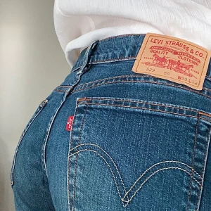 Lågmidjade Levis Jeans  - Ett par super snygga lågmidjade Levis jeans som är i utmärkt kondition som är köpta här på plick. Jag säljer dom pga att dom är förstora på mig. Skriv om ni har frågor, om många hör av sig blir det budgivning❤️‍🔥