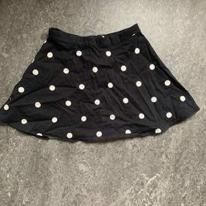 En söt kort kjol med dragkedja från HM i storlek 34. 80kr + frakt
