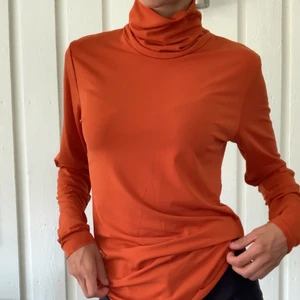 Orange tröja med polokrage - Från Lindex, strl S