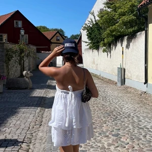 Sommarklänning - Så söt vit fluffig sommarklänning💞 Knyts där bak med en rosett!