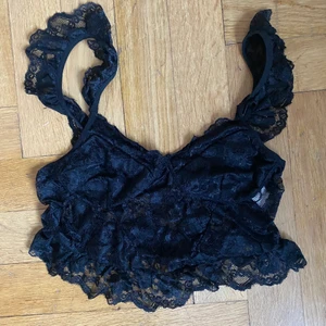 Spetstopp  - Topp i spets, aldrig använd pga fel storlek. Passar M/L 