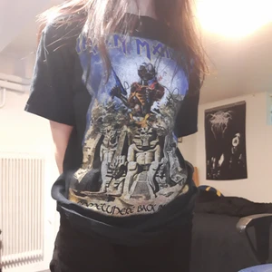 Iron Maiden T-shirt  - Köpt på secondhand men kom aldrig till användning 🖤 Skriv om du har några frågor eller vill ha fler bilder^^ (pris kan diskuteras)
