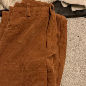 Manchester byxor - Manchesterbyxor, går typ till anklarna på mig som är 1,77🧡