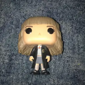 Hermione Granger pop figur  Saknar trollstav i handen och låda, men annars defekfri 