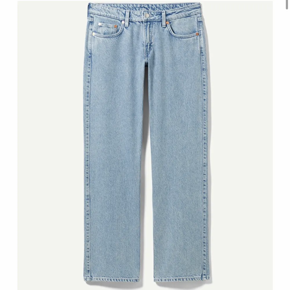 Säljer mina arrow low jeans från weekday i färgen summer blue, nyligen köpta.  St 28/32. nypris 500kr . Jeans & Byxor.