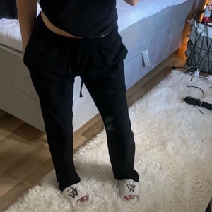 Svarta linnebyxor  - Hejj!! Säljer dem här svarta linnebyxorna som är i storlek S men passar även xs sitter jätte fint långa i benen och medel/låg midjade💗 använt 1 gång och nyligen köpta😊 skriv vid frågar eller så.Budgivning vid många intresserade annars skriv privat vid köp