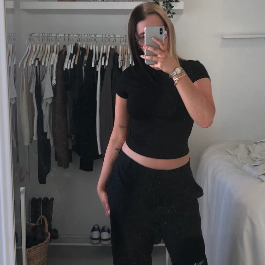 svart basic baby tee