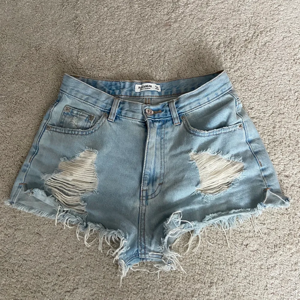 Jag säljer dom är jeansshortsen från pull and bear, inte mycket använda.🌸🌸. Gratis frakt. Shorts.