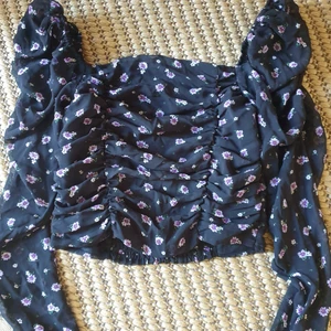 Söt topp strl.38 - Söt blommig topp storlek 38 men passar även 36. Croppad pch långärmad. Kan skickas annars finns i Malmö 💌