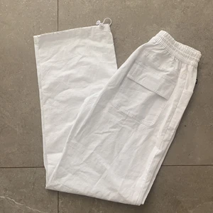 Vita cargobyxor - Säljer dessa asnygga cargobyxorna i nyskick då de tyvärr var förstora. Nya kostar 199kr men säljer för 150kr. Står storlek XL men uppskattar storlek M då innerbens längden är 84cm och midjan i resår. Har dock små fläckar kring resåren  (se bild 3)💞