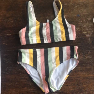 🌸Bikini🌸 - Säljer en fin och färgglada bikini.Köpte från Ullared för inte så länge sedan.använd ca 1-3 gånger så som ny. Hör av er vid intresse!