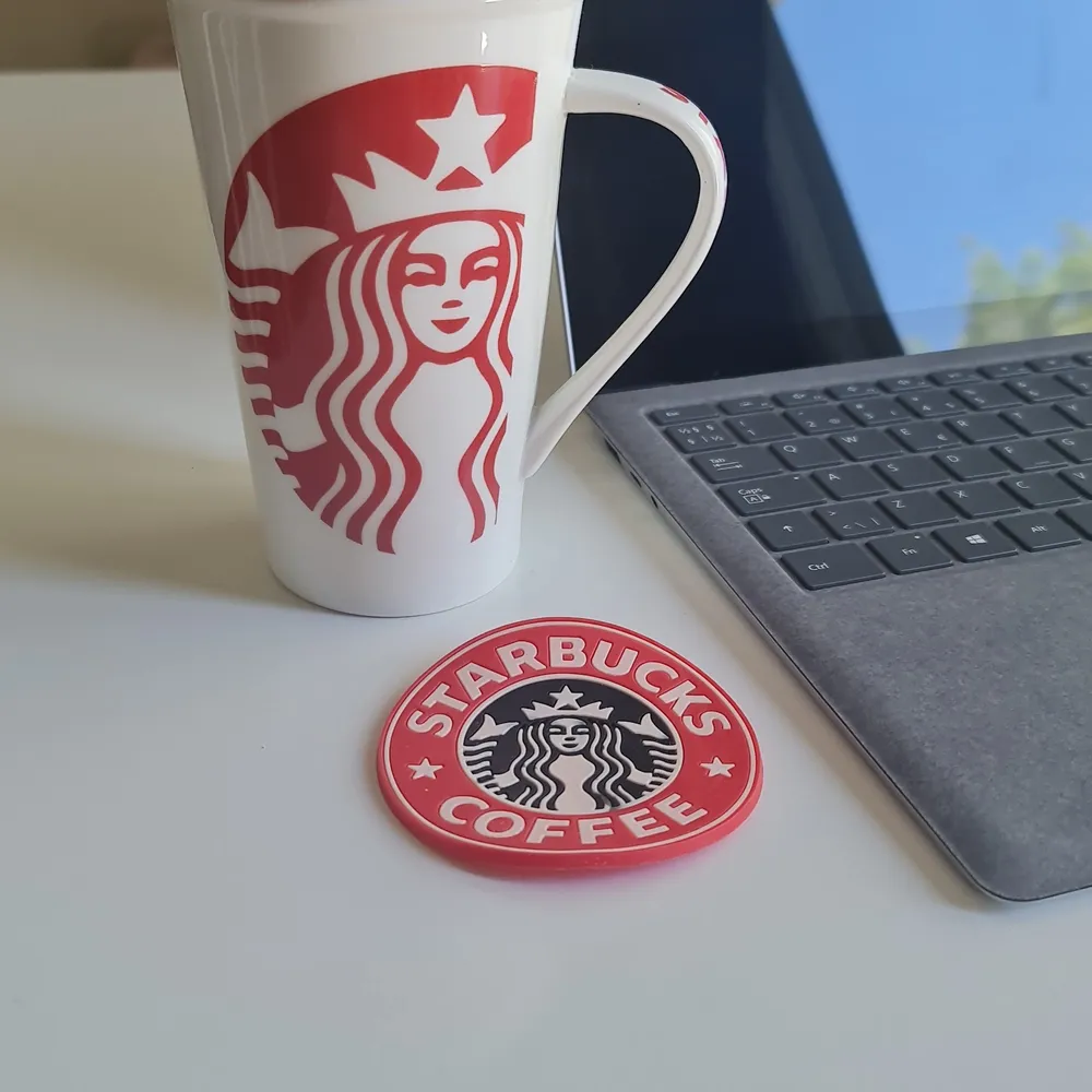 En stor kaffemugg från Starbucks som är helt ny och oanvänd. . Accessoarer.