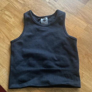 Stronger top xs - Taight kort träningstopp med stöd, från Stronger, använd bara någon gång. Skickar med frimärken för 30:-