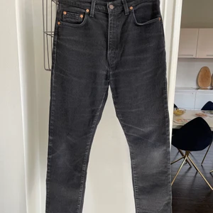 Levis jeans  - Otroligt sällsynta Levis jeans som knappt går att få tag på. Köpta för 1900kr och säljer för 700. De är i toppskick och har inga defekter. De är inta tighta utan raka. Pris kan diskuteras. 