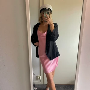Monki, siden klänning  - Säljer denna otroligt fina siden klänning i färgen ljusrosa/babyrosa 💓. Storlek S, passar även en XS då jag oftast brukar ha det🧚🏻‍♂️. Använd en gång, så i otroligt bra skick. Hoppas den kan pryda någon annans garderob, som den bör!💥 Pris: 100kr. Frakt:45 💗💅🏼