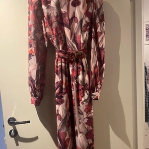 Klänning Little mistress. Stl 40 - Festklänning använd 1 gång  Ny pris 899kr Säljs 200kr