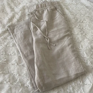 Linnebyxor h&m - Köpt idag i affär (det var dom sista kvar och dom är utsålda överallt!) ! Aldrig använda❤️