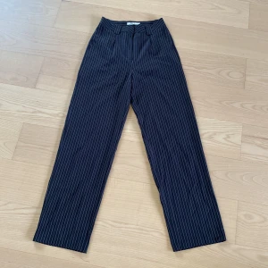 Randiga kostymbyxor  - Randiga kostymbyxor från NAKD i strl 36. Säljer dessa med sorg då de tyvärr blivit för små för mig. Passar till allt, både fest och vardag! Köpte för 399 om jag minns rätt för ungefär ett halvår sedan.