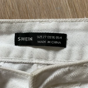 Vita jeans - Ett par vita jeans från shein. Dom har hål vid knäna, en liten slits längst ner och är high waisted. Säljer pågrund av att jag aldrig använder dom då jag hellre använder andra byxor, hör av er om ni vill ha fler bilder eller för frågor!💗💗