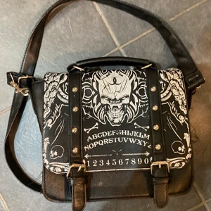 Väska från Banned - Köpte från Bluefox för 600kr, är inte min stil längre. Cool väska i svart, ganska ”hårt” material. I väldigt bra skick. Justerbara band. Pris kan diskuteras💞