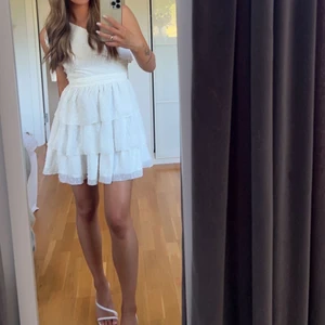 Klänning - Söt vit enarmad klänning, endast använd 1 gång. Som ny. Köptes för +800kr