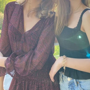 Zara klänning  - Zebra mönstrad klänning från zara som passar perfekt till hösten men även till sommarn när man är brun🌸använt fåtal gånger men får ej användning av den längre 😃 tar swish😽