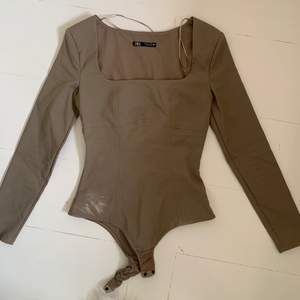 Jättecool Zara tröja som tyvärr är för liten för mig… Storlek S💜🤍