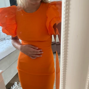 Orange klänning - Superfin klänning jag köpt k fel storlek.. prislappen finns fof kvar och jag har aldrig använt den!