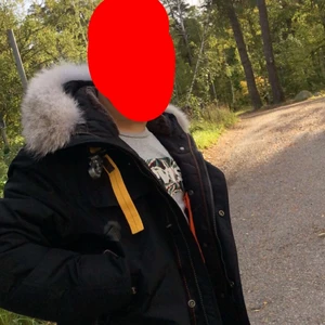 Parajumpers Righthand Storlek (L) Färg (Svart) - Köpt den från butiken sen 2018 o slutat ha den på mig sen 2019 eftersom jag gick ner i vikten 30 kilo o den blev för stor på mig och nu vill jag bli av me den för den tar bara plats i garderoben.