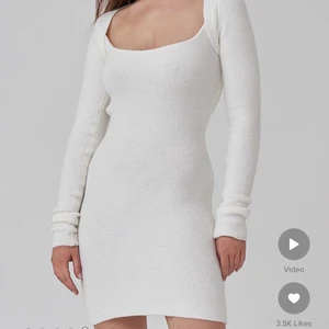 Klänning  - Vit klänning från JosefinhjxNakd. Aldrig använd 