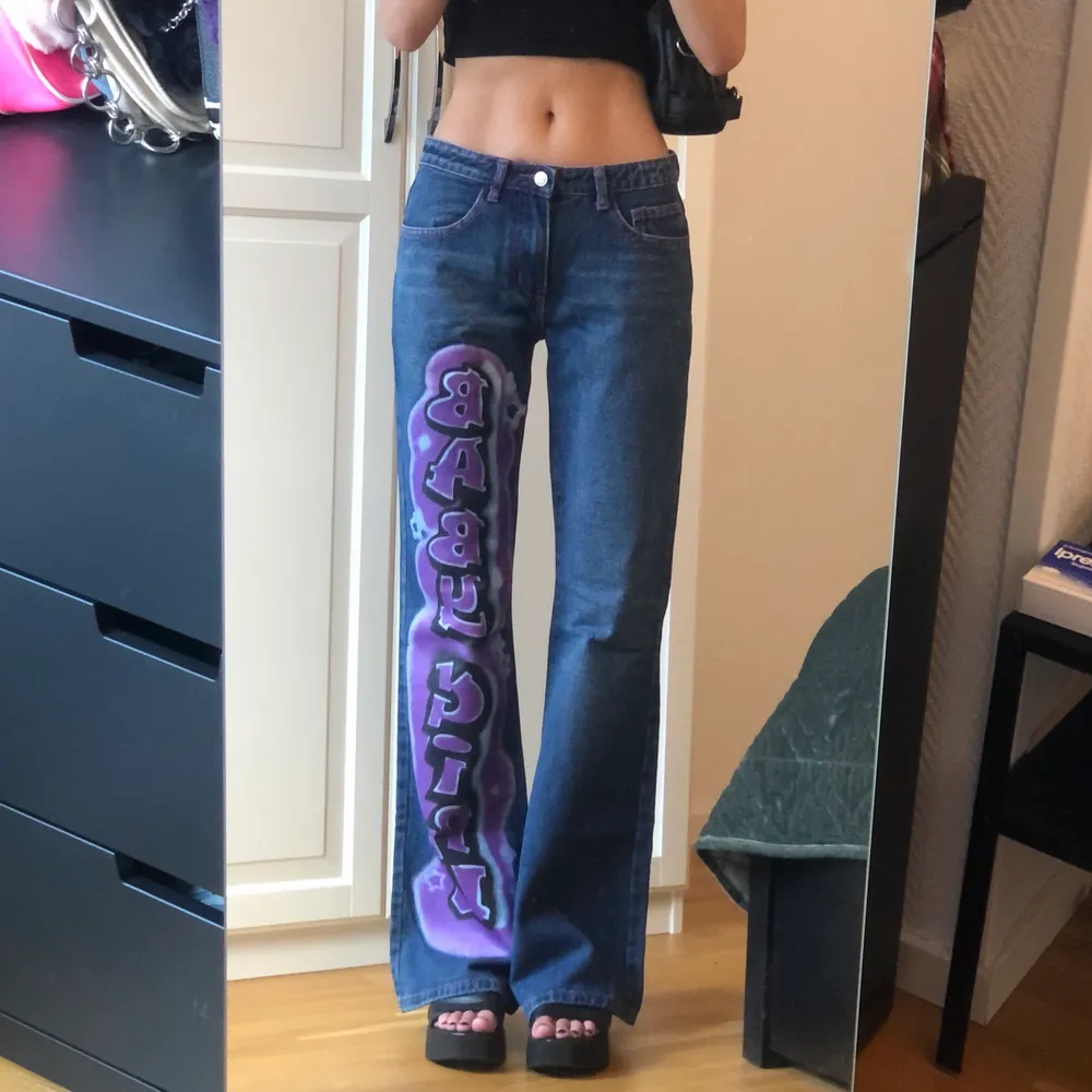 Skitcoola low rise jeans med tryck från Jaded London i storlek w26, i nyskick (aldrig använda, jag är ~175cm) . Jeans & Byxor.