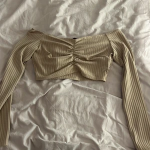 Off shoulder topp - Beige topp från Nelly. Aldrig använd, storlek s