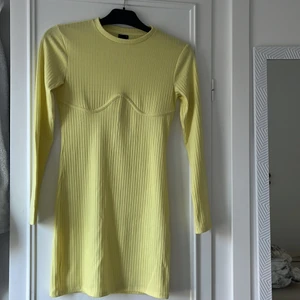Klänning - Superfin långärmad tajt klänning i strl S,med en ljusgul färg som passar väldigt bra inför sommaren, använd 1 gång och kommer inte till användning längre.