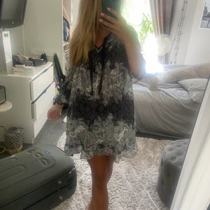 Klänning - Säljer denna super fina klänning från odd Molly. Den är en liten mer strandklänning då den är något genomskinlig men funkar även som vanlig klänning också❤️