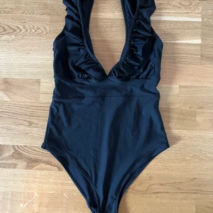 H&M baddräkt svart volanger slutsåld - Använd en gång, men passade inte mig. Har inte badat i den. Tvättad efter användning. Har klippt bort tvättlappen då den irriterar. Är en storlek 38.