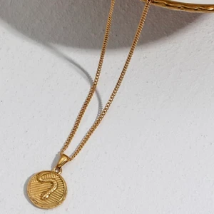 Guldpläterad Halsband i rostfritt stål - Säljer dessa två halsband som är guldpläterade i rostfritt stål och nickelfria . Båda är helt oanvända. 