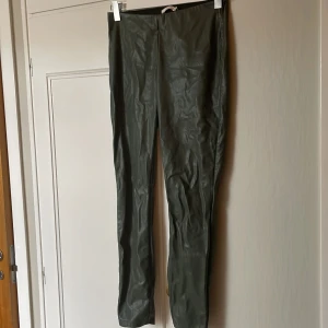 Gröna skinnbyxor - Gröna skinnbyxor från wera, aldrig använda💕