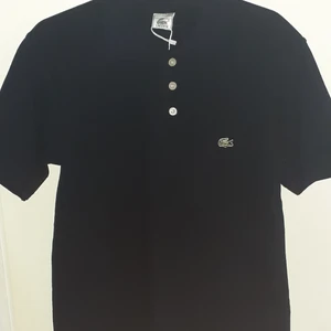 Lacoste polotröja  - Säljer lacoste polotröja för att det passar inte på mig. Använd endast en gång 