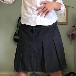 Gråsvart kjol - En kjol som varken passar mig eller min stil ✌🏻Det står storlek 34 på lappen men jag skulle tippa på att den passar 36 bättre. Jag tror att den ska bäras lowwaist men det väljer man ju själv 🤌🏻🌸 Den är svart/grå rutig ish, lite schooluniform vibe 😋🎵 