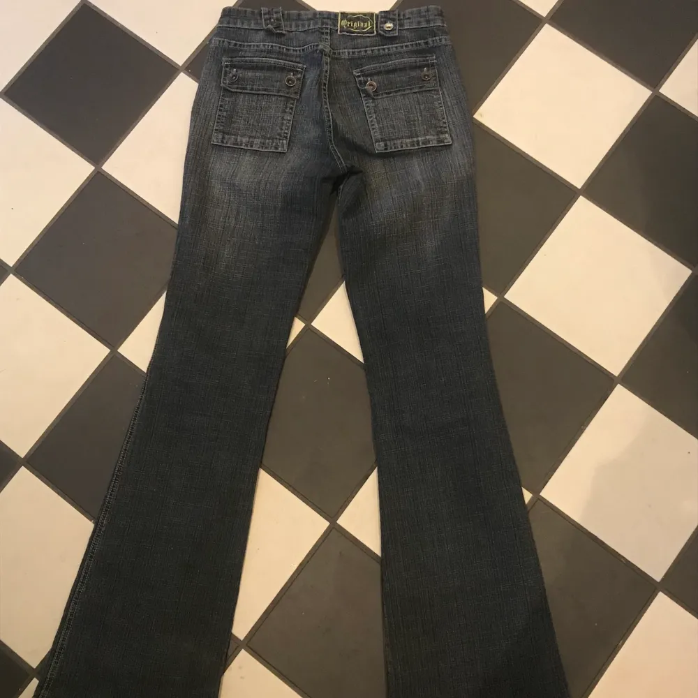 Snygga lågmidjade jeans med coola detaljer. Bra skick men något slitet längst ner på byxan (be om bild). Frakt betalar kund utöver priset. Jeans & Byxor.