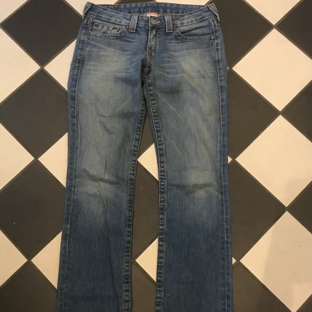 Lågmidjade True religion jeans i bra skick köpta secondhand! Något slitna längst ner på byxan, frakt tillkommer utöver priset. Jeans & Byxor.