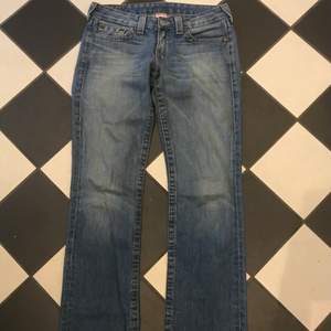 Lågmidjade True religion jeans i bra skick köpta secondhand! Något slitna längst ner på byxan, frakt tillkommer utöver priset