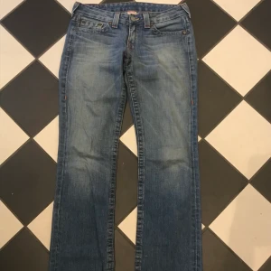 True religion jeans - Lågmidjade True religion jeans i bra skick köpta secondhand! Något slitna längst ner på byxan, frakt tillkommer utöver priset