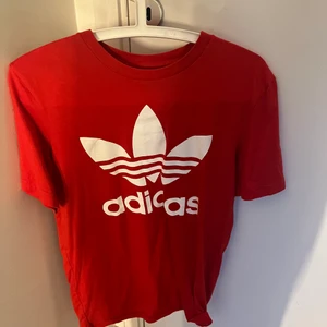 Röd sidas t shirt - Helt oanvänd!