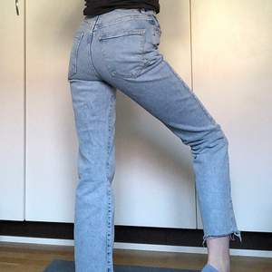 Jeans från Gina tricot som aldrig går ur modet. Använd 2 gånger, alltså i mycket bra skick. Storlek XS. Jag är 164 cm som referens. 