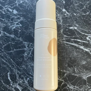 Brun utan sol ( Bara testad en gång) - Brun utan sol 150 ml från märket Sunny Stories! Köpte den på kicks för ca 2 veckor sedan för 199 kr men säljer den för 50 kr + 50 kr frakt! Säljer då jag inte tålde denna brun utan sol! Det är bara att hör av er om du har några frågor!😊