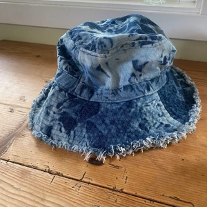 Bucket hat - Bucket har i jeans i batikmönster, onesize. Fint skick perfekt till sommaren!💞☀️