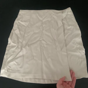 Beige omlott-kjol - Beige omlott-kjol. Aldrig använd💘💘