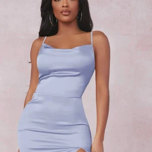 satin klänning - En blå jättefin satin klänning ifrån shein som aldrig är använd. Skulle haft den till en halloween-fest men det blev inte så. Storleken är L men jag brukar ha S-M och den är inte stretchig så därför har jag storlek L och den passar mig<3