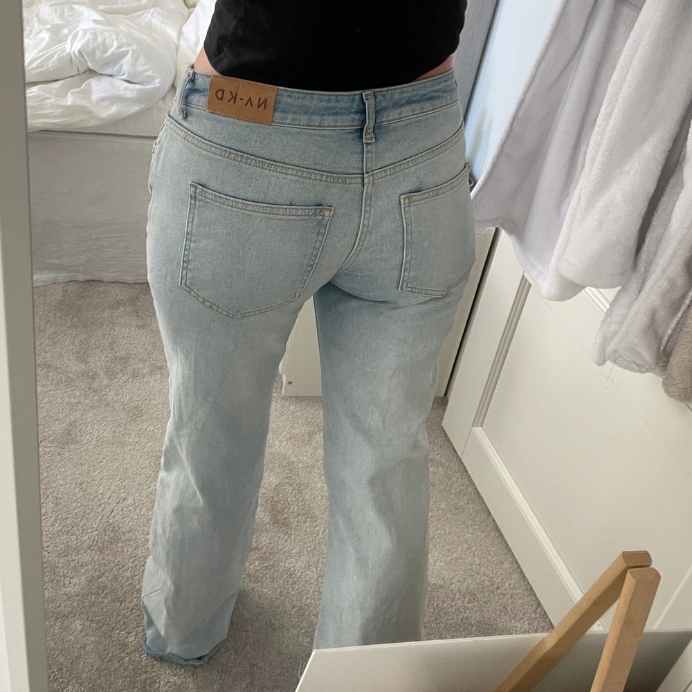 BYXORNA FINNS FORTFARANDE KVAR!  Säljer dessa ljusa lågmidjade jeansen då det är lite för stora och långa för mig (165cm)💙 Använda Max 3 gånger så mycket bra skick fortfarande!!. Jeans & Byxor.